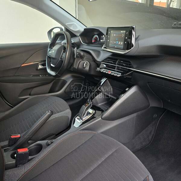 Peugeot 208 EAT8