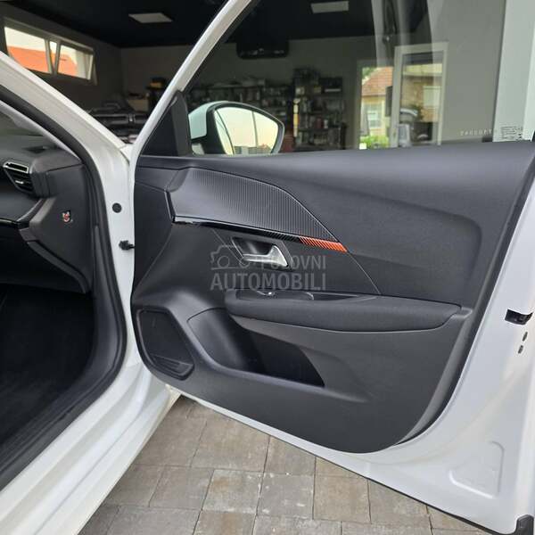 Peugeot 208 EAT8
