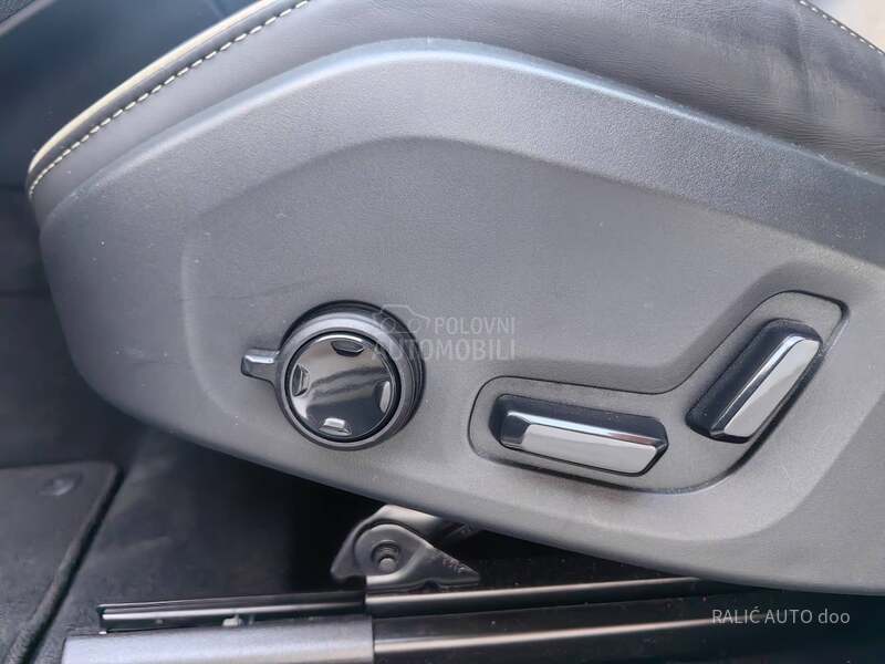 Volvo XC60 B4/AWD/21/Pano