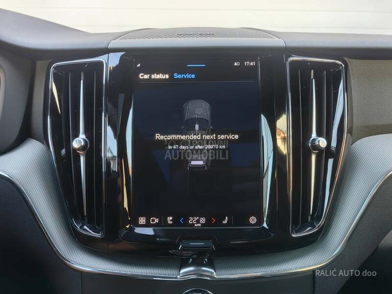 Volvo XC60 B4/AWD/21/Pano