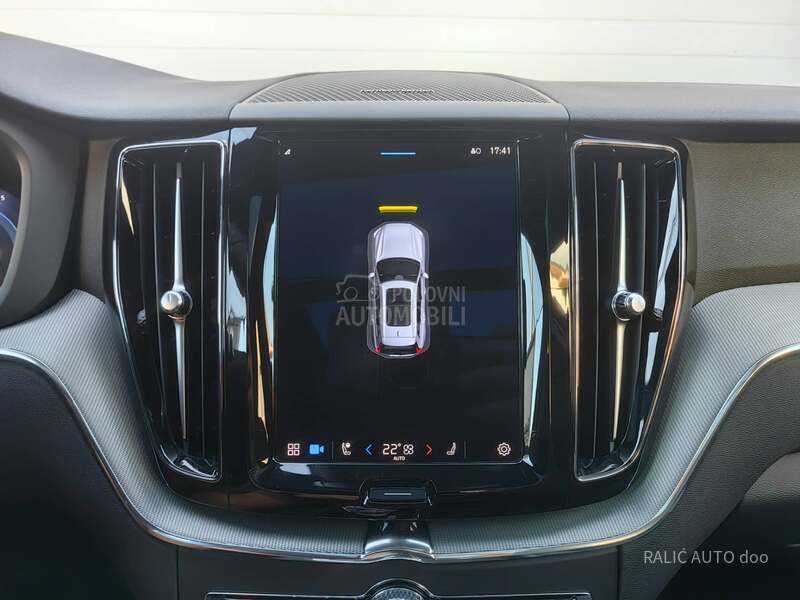Volvo XC60 B4/AWD/21/Pano