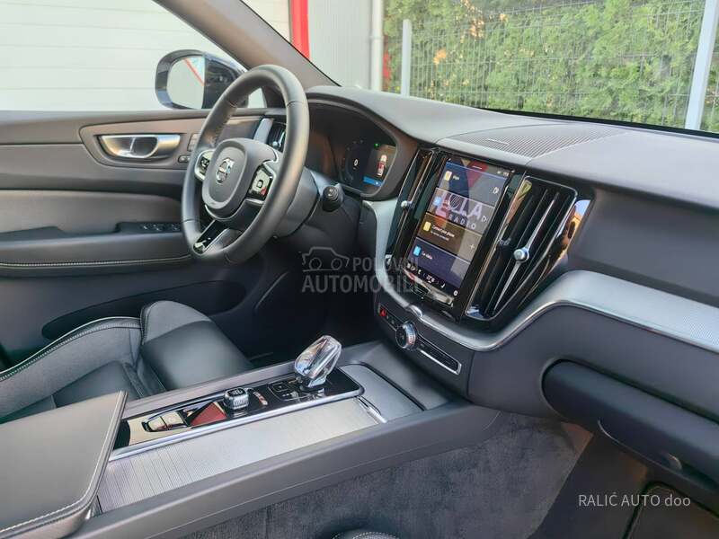 Volvo XC60 B4/AWD/21/Pano