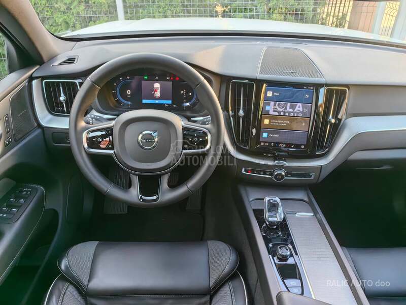 Volvo XC60 B4/AWD/21/Pano