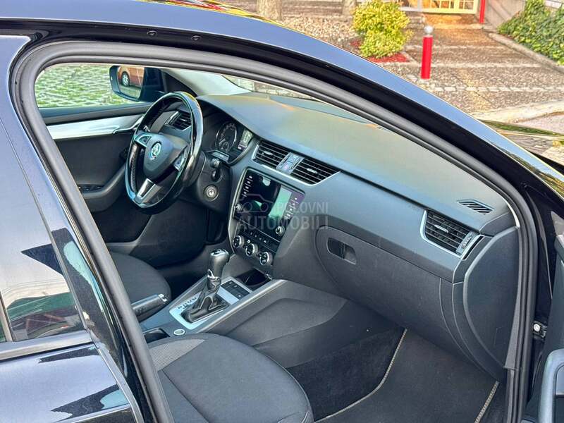 Škoda Octavia 1.6 TDI DSG PANO