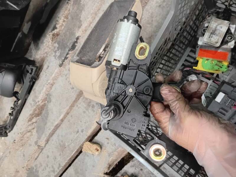zadnji motor brisaca