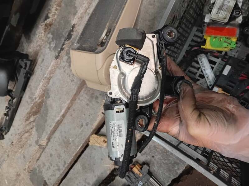 zadnji motor brisaca