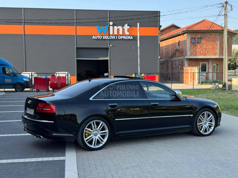 Audi S8 