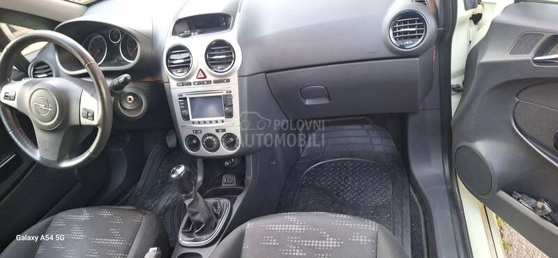 Opel Corsa D satellite