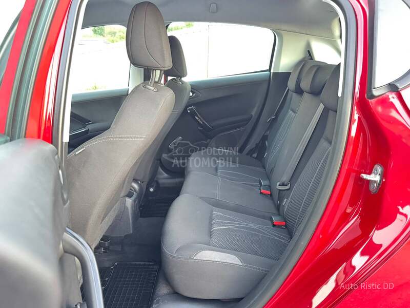 Peugeot 208 103.107 K M  T O P