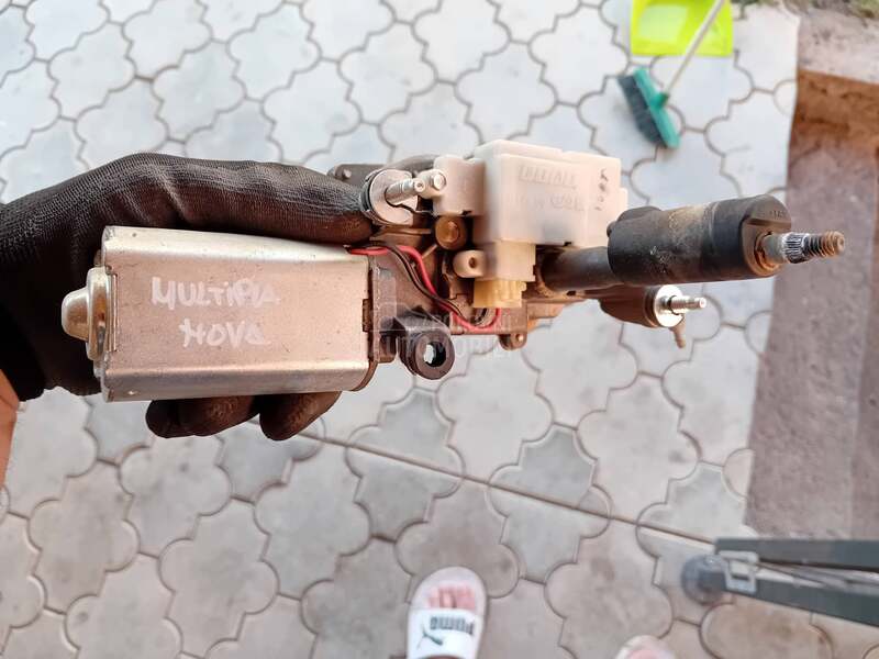 Zadnji motor brisača