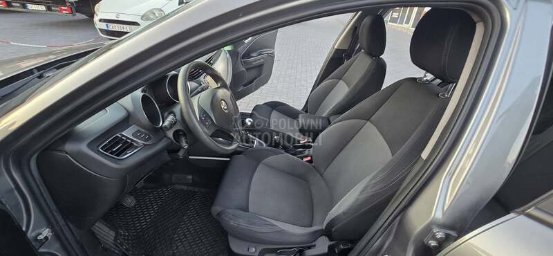 Alfa Romeo Giulietta 1.6/NAV/car vertical