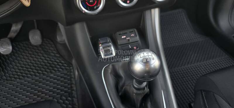 Alfa Romeo Giulietta 1.6/NAV/car vertical