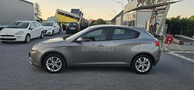 Alfa Romeo Giulietta 1.6/NAV/car vertical