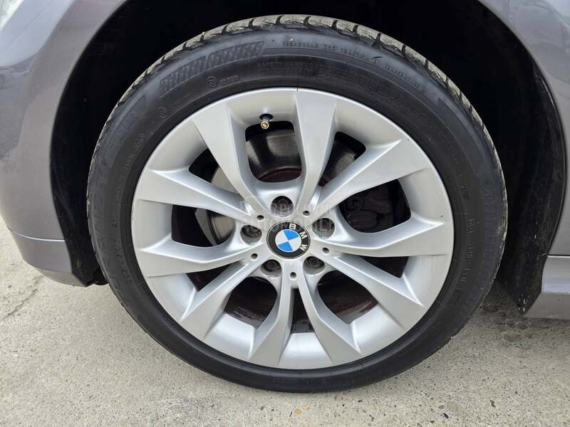 BMW 318 D    N.A.V.I