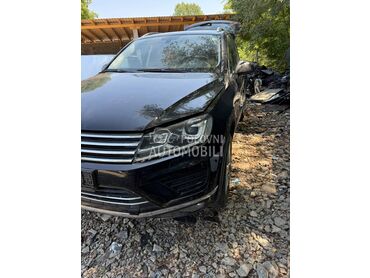 Volkswagen Touareg Delovi 2015. god. -  kompletan auto u delovima