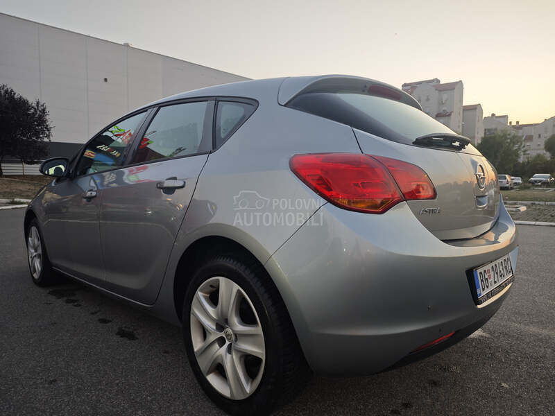 Opel Astra J 1.6 B