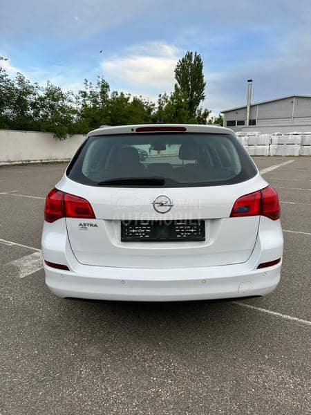 Opel Astra J 1.6 CH