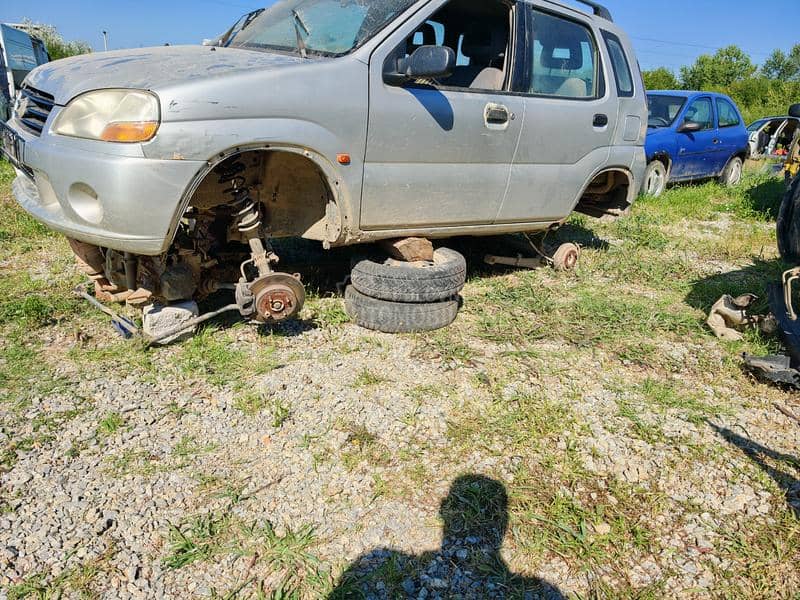 Suzuki Ignis 1.3b 2003. god. -  kompletan auto u delovima