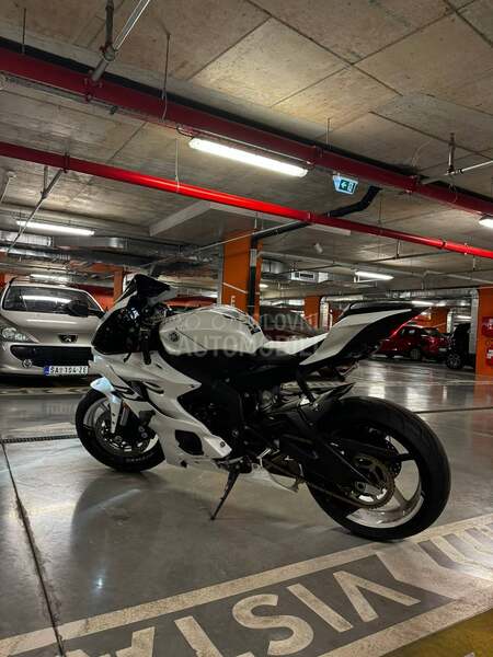 Yamaha R6