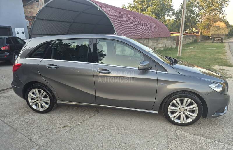 Mercedes Benz B 180 CDI     N.A.V.I