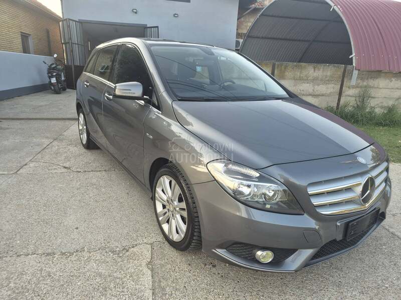 Mercedes Benz B 180 CDI     N.A.V.I