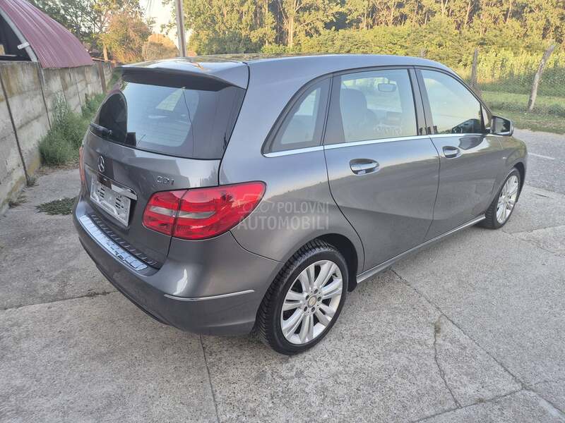 Mercedes Benz B 180 CDI     N.A.V.I