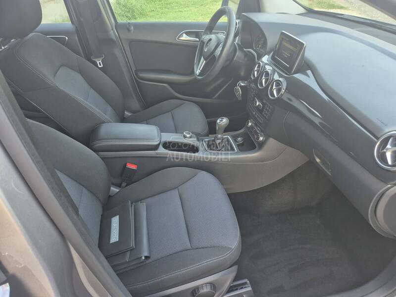 Mercedes Benz B 180 CDI     N.A.V.I