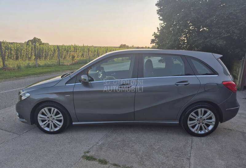 Mercedes Benz B 180 CDI     N.A.V.I