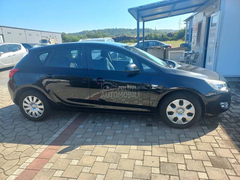 Opel Astra J 