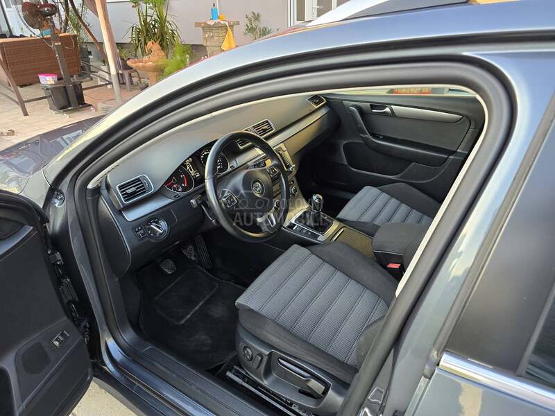 Volkswagen Passat B7 1.6TDI//HIGHLINE//