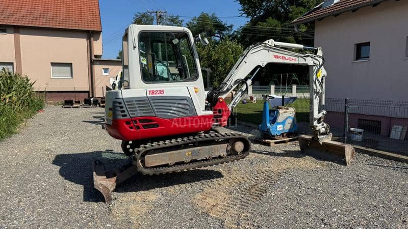 Takeuchi TB 235