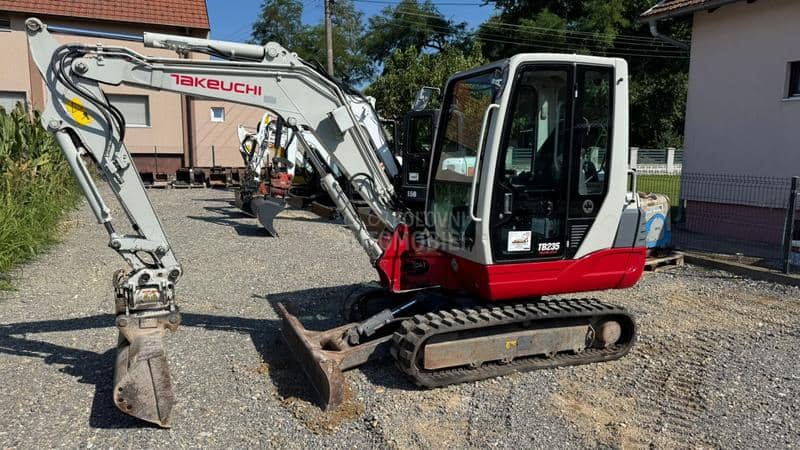 Takeuchi TB 235