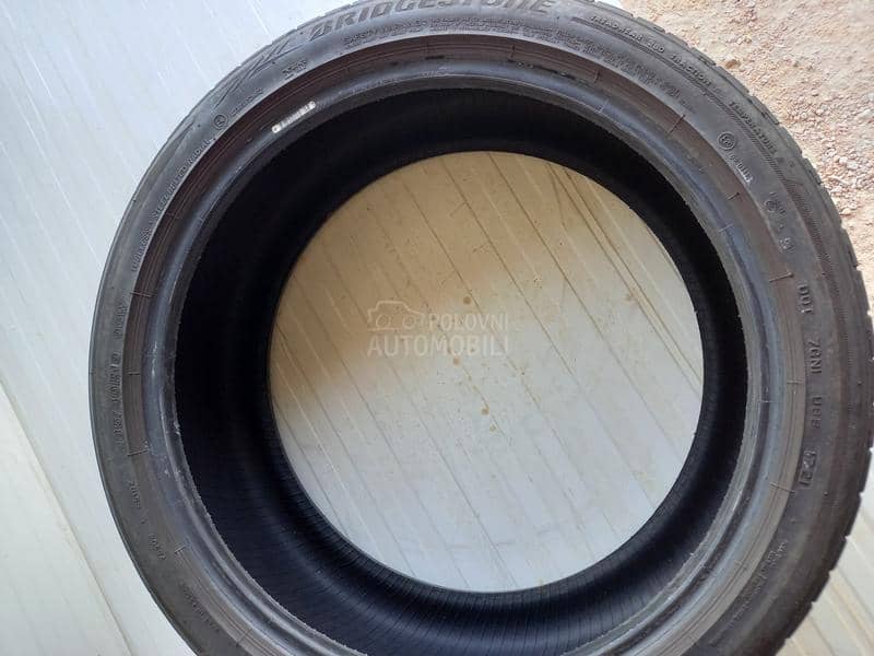 Bridgestone 235/40 R19 Letnja