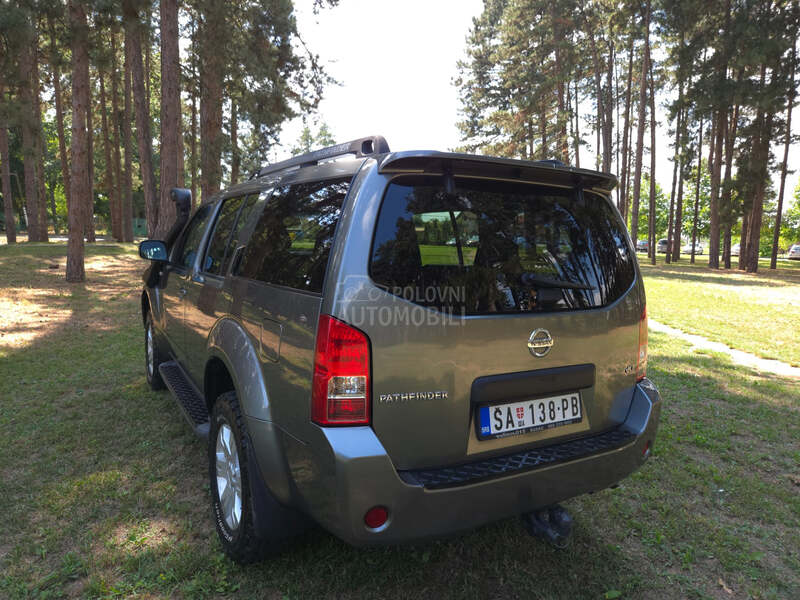 Nissan Pathfinder 2.5 4x4