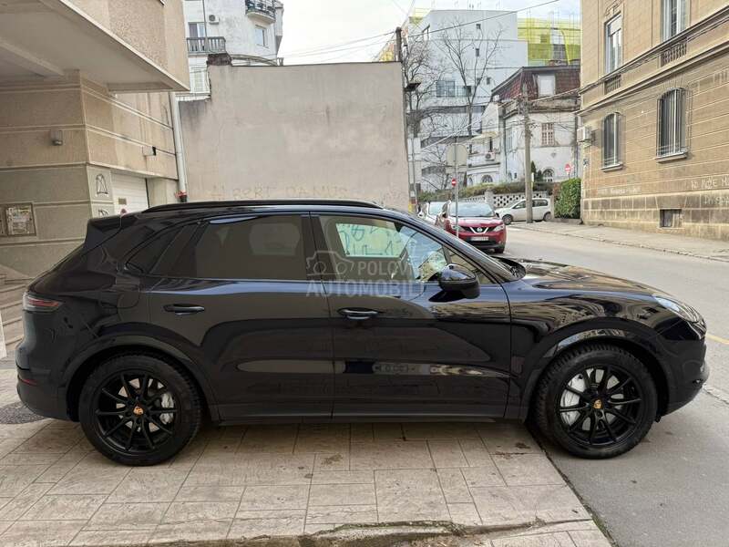 Porsche Cayenne S night