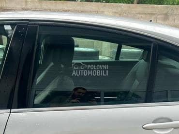 Staklo zadnje levo hečbek za Renault Laguna od 2007. do 2015. god.