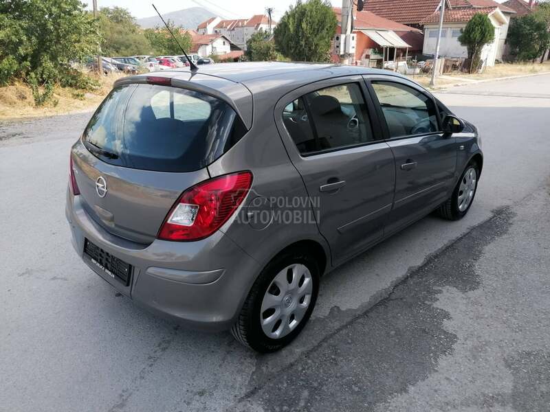 Opel Corsa D 1.4i ESSENTIA CH