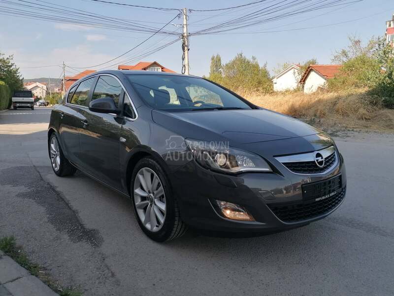 Opel Astra J 1.6i SPORT LINE CH