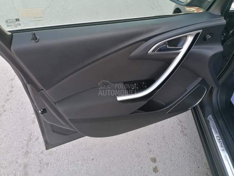 Opel Astra J 1.6i SPORT LINE CH