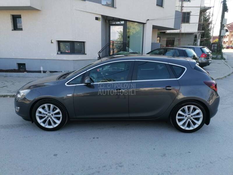 Opel Astra J 1.6i SPORT LINE CH