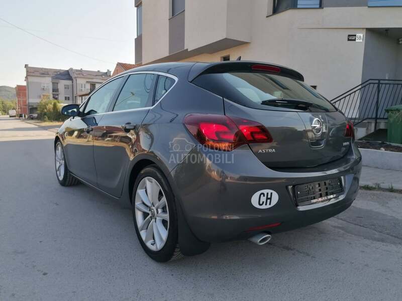 Opel Astra J 1.6i SPORT LINE CH