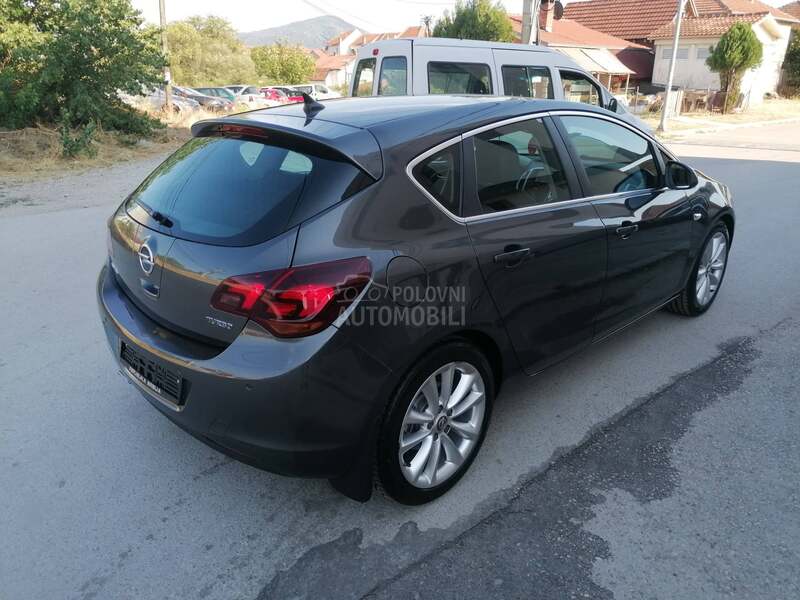 Opel Astra J 1.6i SPORT LINE CH