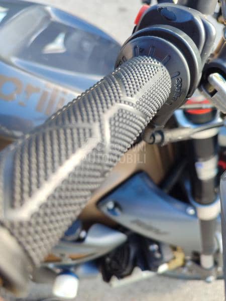 Aprilia RSV Tuono za auto