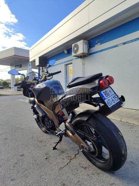 Aprilia RSV Tuono za auto