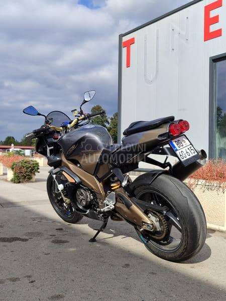 Aprilia RSV Tuono za auto