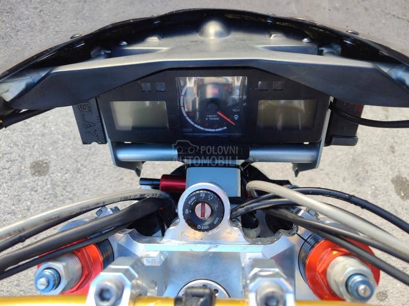 Aprilia RSV Tuono za auto