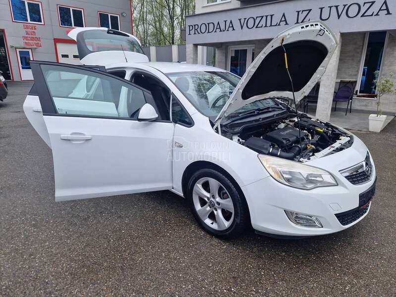 Opel Astra J O D L I C N A