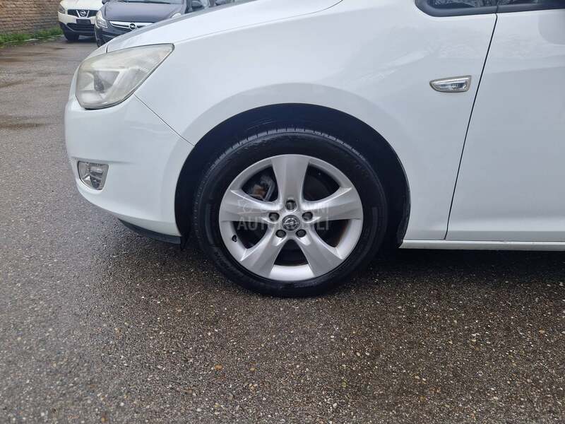 Opel Astra J O D L I C N A