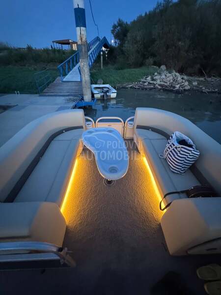 Suntracker Party Barge 21