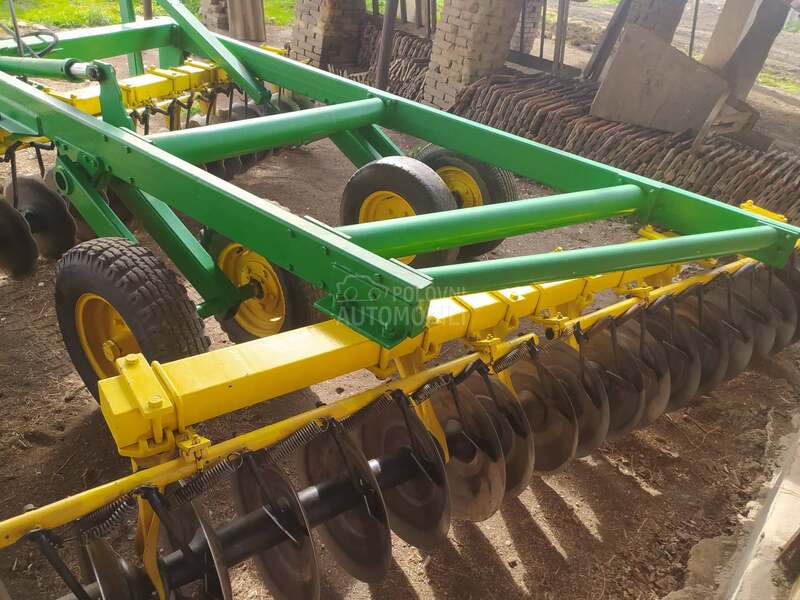 John Deere V tanjiraca